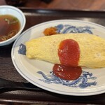 日清亭 - オムライス880円
スープ、福神漬け付き