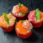 迷你生鱼片盖饭2種選擇（螃蟹、鮭魚子、鮭魚、扇貝、藍鰭鮪魚）