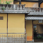 俵屋旅館 - 炭屋旅館の玄関