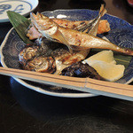 俵屋旅館 - ダイナミックな焼魚盛り付け