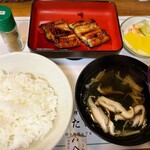 Kisetsu Ryouri Taniguchi - 鰻の蒲焼とご飯、吸い物、漬け物。　このお吸い物、わかめ、エノキ、椎茸なんだけど少し油が浮いてる。お出汁が何かお魚なんでしょう。