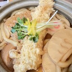 Sobadokoro Yoshida - トッピングの車海老天ぷらがセンターに鎮座してるが、ノーマルの鍋焼きうどんでも五目なので十分の食べ応えだった。次回はかき揚げのトッピングをしたいと思う。