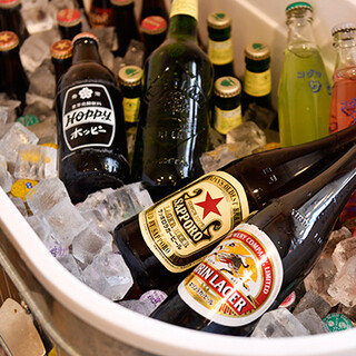 We have a wide range of alcoholic beverages, including ice-cold bottled beer and local sake.