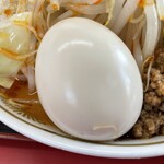ラーメン もっけだの - 『赤の担々麺野菜マシマシ辛さマシ+味玉』の味玉