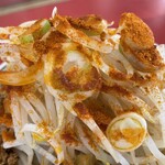 ラーメン もっけだの - 『赤の担々麺野菜マシマシ辛さマシ+味玉』のチリペッパー？