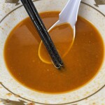 ラーメン もっけだの - 『赤の担々麺野菜マシマシ辛さマシ+味玉』のスープ
