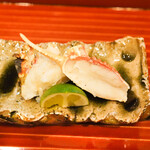 日本料理 かしづき - 柴山のずわいがに、蟹爪と胴体の炭火焼
