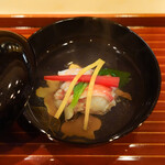 日本料理 かしづき - 雌の香箱蟹と百合根　うぐいす菜　京人参の椀物