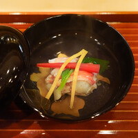 日本料理 かしづき - 雌の香箱蟹と百合根　うぐいす菜　京人参の椀物