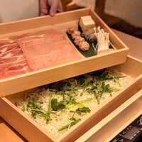鶏料理 清水 - ﻿ ◎熟選しゃぶしゃぶ﻿ （種鶏鶏肉むね、もも、鶏だんご、厚揚げ、糸こんにゃく、えのき、車麩、キャベツ、クレソン、万能ねぎ）
