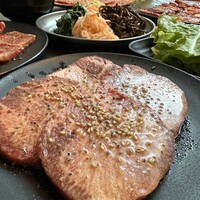 食べ飲み放題 焼肉ダイニングちからや 名駅店 - 食べ放題には含まれない上タン塩は先付け１人２枚