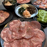 食べ飲み放題 焼肉ダイニングちからや 名駅店 - 食べ放題のお肉たち