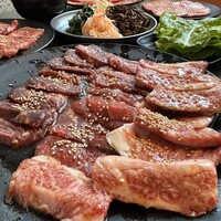 食べ飲み放題 焼肉ダイニングちからや 名駅店 - 左から牛ハラミ、ロース、和牛カルビ