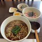 蕎麦おがわ - 熱々お出汁のかけそばでもコシがありのどごしいい、丁寧な優しいお出汁も美味しく毎回完飲、初めは優しいお出汁の味、後半はそば湯に変化してくる