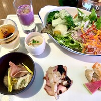 ブッフェアンドカフェ スロープサイドダイナー ザクロ - サラダ盛り過ぎた