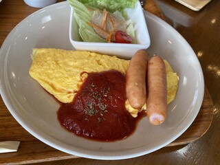 Kyampasu Kafe Kapuchi-No - オムレツとウインナ〜、洋食の定番、屋根(^^)v