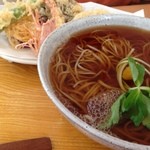 蕎麦切り わたなべ - 嫁は天ぷらそば♡  天ぷらは海老・アスパラガス・舞茸・さつまいも・茄子など、種類もボリュームもたっぷり。嫁から海老とさつまいもと舞茸をもらいました。嫁、ありがとうね♡  