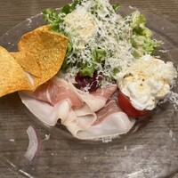 Focacceria la Brianza - 前菜盛り合わせ　イタリア産生ハムがもっちりで塩味がちょうど良い、カプレーゼは、チーズトロトロでよき