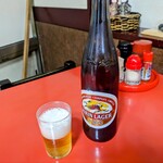 Nam poen - テーブルと瓶ビール