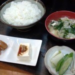 とんかつ丸福 - 定食のご飯・味噌汁・小鉢・漬物