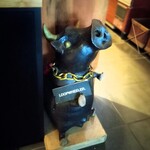 洋食 おがた - 牛のオブジェ