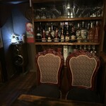 BAR K2 - 手前テーブル席と後サブバックバー