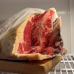 洋食 おがた - 冷蔵庫で寝かせて在る牛肉
