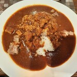 あいまい - 華やかな盛り付けの大阪スパイスカレーとは対極！ルー、ご飯、肉のシンプルなカレー、ハーフ＆ハーフ（辛口小悪魔＆激辛魔女）1,000円