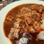 あいまい - ゴロッと大きな牛すじ肉は、煮込まれていてホロッと柔らか～！お肉の旨味が溶け込み、ピリ辛の欧風カレーと相性抜群