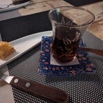 トルコ料理 ドルジャマフセン - デザートはバクラヴァ。ウズンさんの説明では数千年前からトルコで食べられていて、当時は丸い形だったそう。お茶は発酵茶。これまたエルトゥールル号とゆかりがあるもので、バクラヴァとのマッチングが素晴らしい。