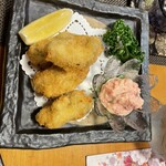 居酒屋 ろくだん - 牡蠣フライ　これにも柴漬け入り特製タルタルソースが添えられています。揚げたてのアッツアツの牡蠣フライに良くあいます。