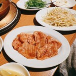 炭火焼肉ホルモン まるは - 
