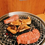炭火焼肉ホルモン まるは - 