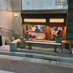 Torito Sawa Torido Shi - お店は半地下っぽい感じ。入り口横に外の席も一つありました