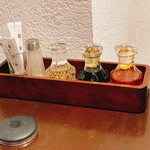 豫園 - テーブル席の調味料