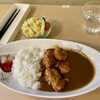 キッチンあすなろ - 鶏の唐揚げカレーとサラダ