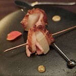 レストラン フィオーレ - ピンチョススタイルのローストした鴨肉に洋梨の柔らかなジュースが絡む。