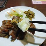 牛たん炭焼き 利久 - 白菜・南蛮味噌を乗せて