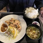 おきらく食堂 - 主人の鶏もも肉の塩唐揚げ定食　790円。ご飯大盛り