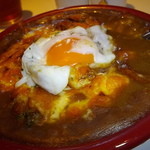 半熟卵とひき肉の焼きカレー