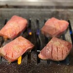 肉の天満屋 - 厚切りタン焼いてます