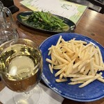 アガリコ 新宿 オリエンタルビストロ - 味無しのポテト、味薄めの空心菜