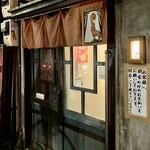 桃狼 - 外から見ると明かりが暗くて絵業してないように見えるのがこの店の特徴ですｗ