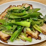 かつぎや - これも良い豚肉が手に入った時しか作らない特製叉焼を焼き付けて九条葱と一緒にいただきます