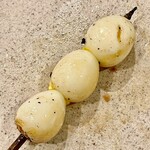 焼鳥 せきね - かなりしっかり火入れして膨らんでいる鶉卵　美味しいです