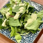 焼鳥 せきね - お通しはもう一品　法蓮草とルーコラ（ルッコラなんていう野菜はない）のサラダ　玉葱ドレッシングが美味しい