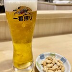 Tonki - 店主が長い箸を自在に操ってとんかつを揚げる様をビールを飲みながら見物するのは至福です