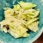 焼鳥 せきね - 口直しにまだ漬けたばかりでというキャベツの浅漬けをいただきました