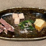 Tourou - お通しは自家製の燻製肉とチーズ　美味しいです