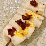 焼鳥 せきね - 生七味が効いている熊野地鶏の笹身　オオクサでは使わないから嬉しい